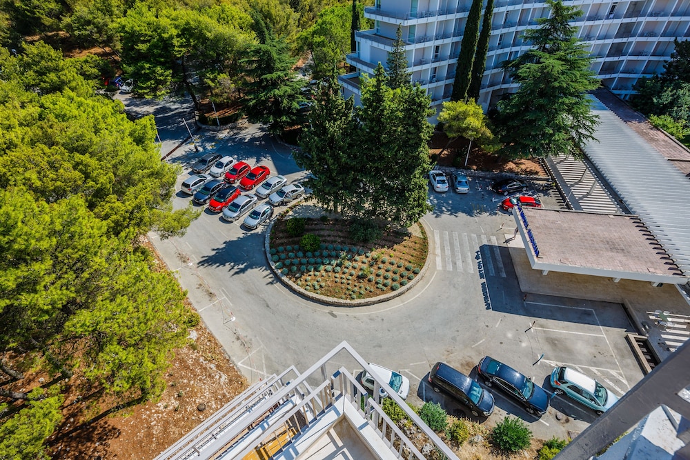 Hotel Medena — Hotel building in Seget Donji, Split-Dalmatia