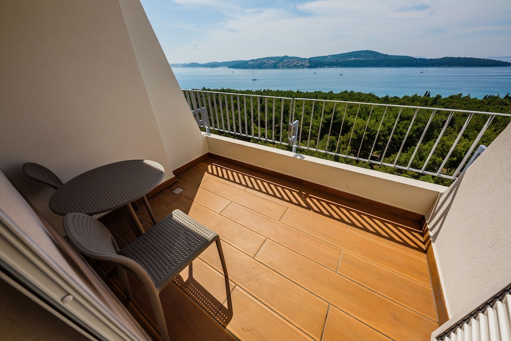 Hotel Medena — Hotel rooms in Seget Donji, Split-Dalmatia