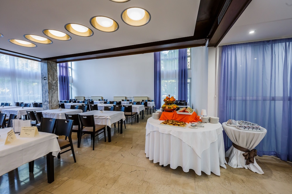 Hotel Medena — Restaurant & bars in Seget Donji, Split-Dalmatia