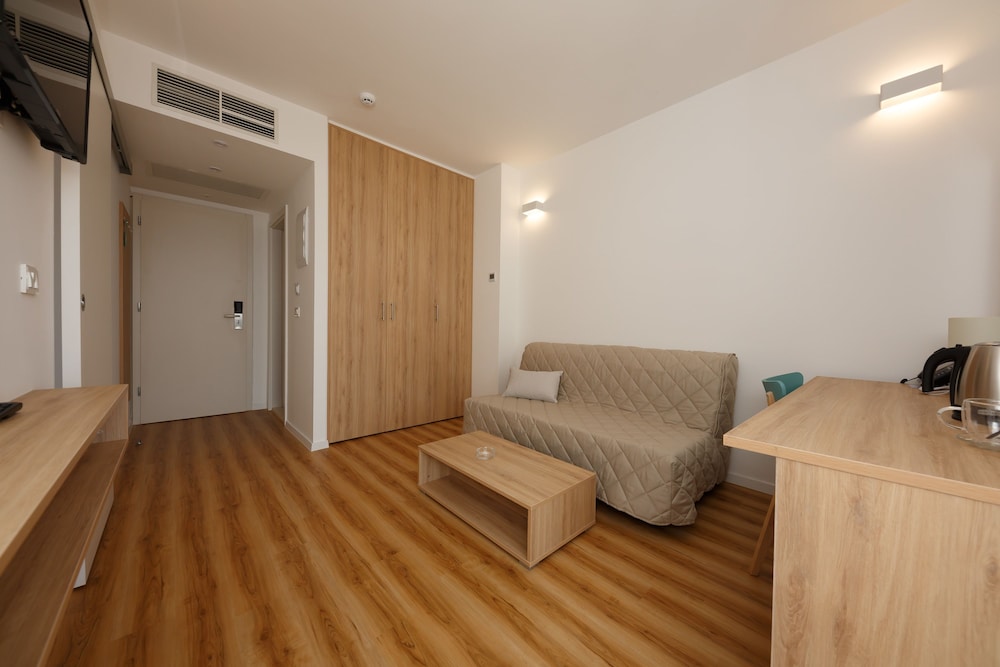 Hotel Medena — Hotel rooms in Seget Donji, Split-Dalmatia