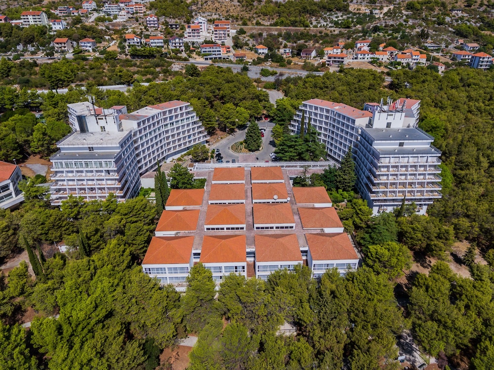 Hotel Medena — Hotel building in Seget Donji, Split-Dalmatia