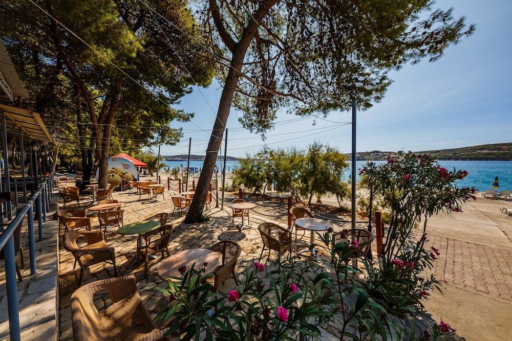 Hotel Medena — Restaurant & bars in Seget Donji, Split-Dalmatia