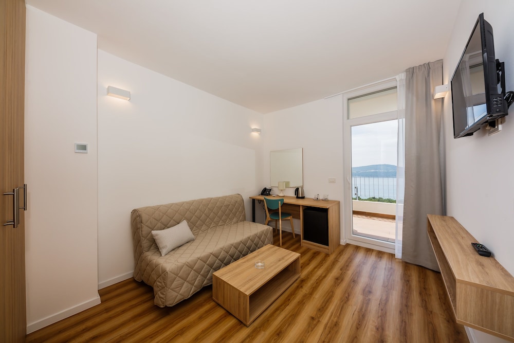 Hotel Medena — Hotel rooms in Seget Donji, Split-Dalmatia