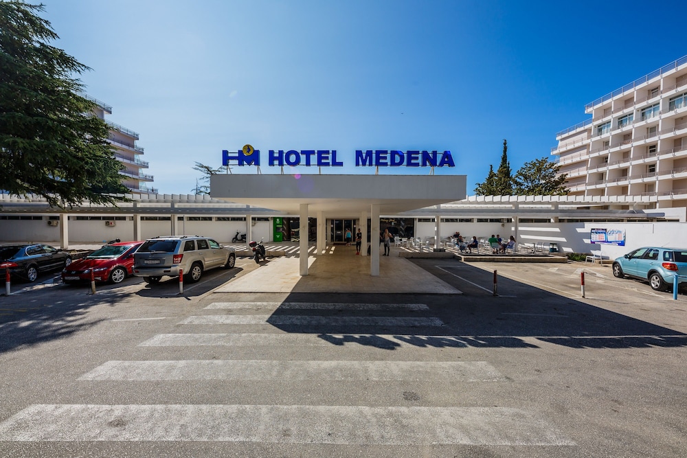 Hotel Medena — Hotel building in Seget Donji, Split-Dalmatia