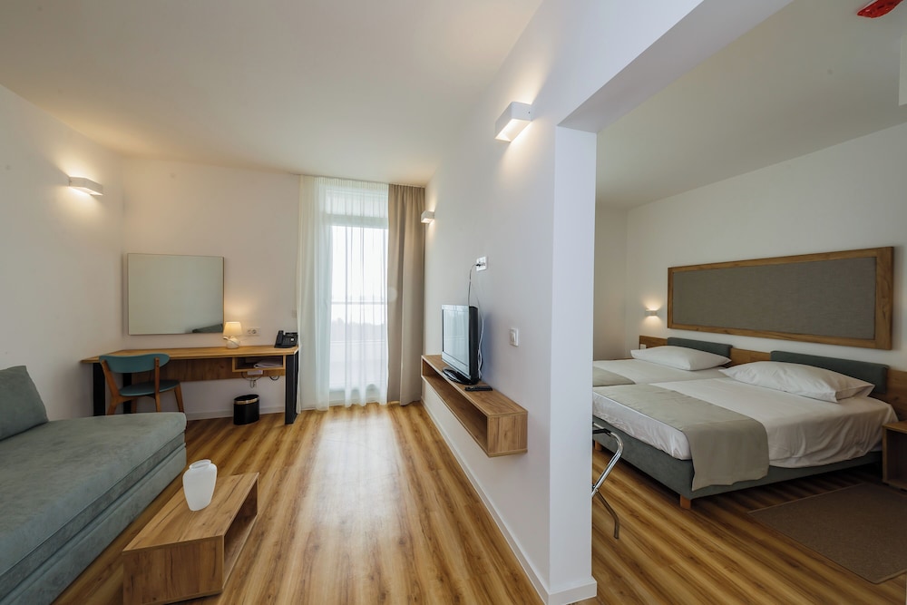 Hotel Medena — Hotel rooms in Seget Donji, Split-Dalmatia