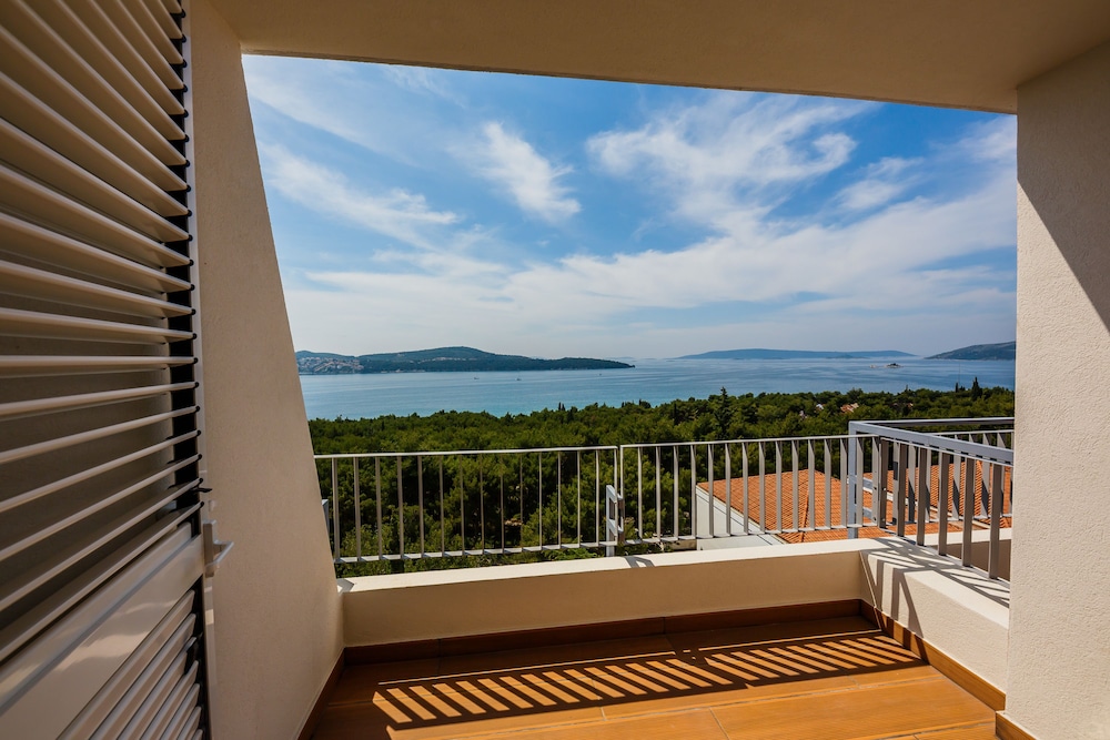 Hotel Medena — Hotel building in Seget Donji, Split-Dalmatia