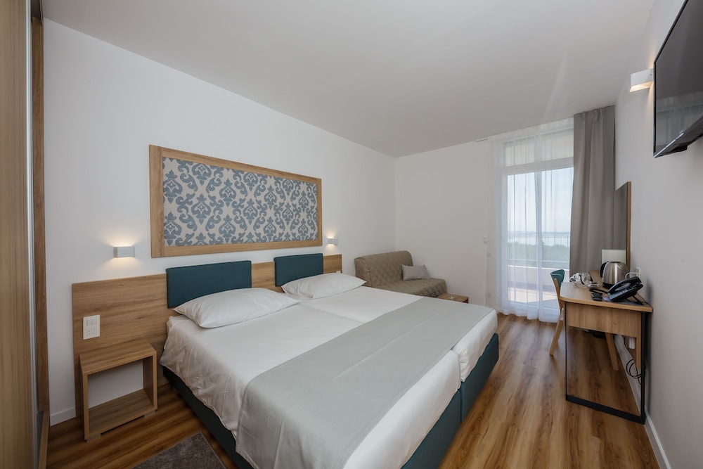 Hotel Medena — Hotel rooms in Seget Donji, Split-Dalmatia