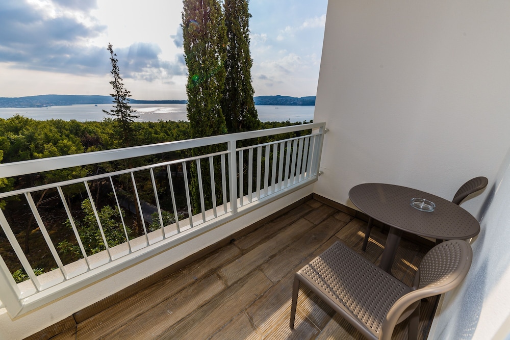 Hotel Medena — Hotel rooms in Seget Donji, Split-Dalmatia