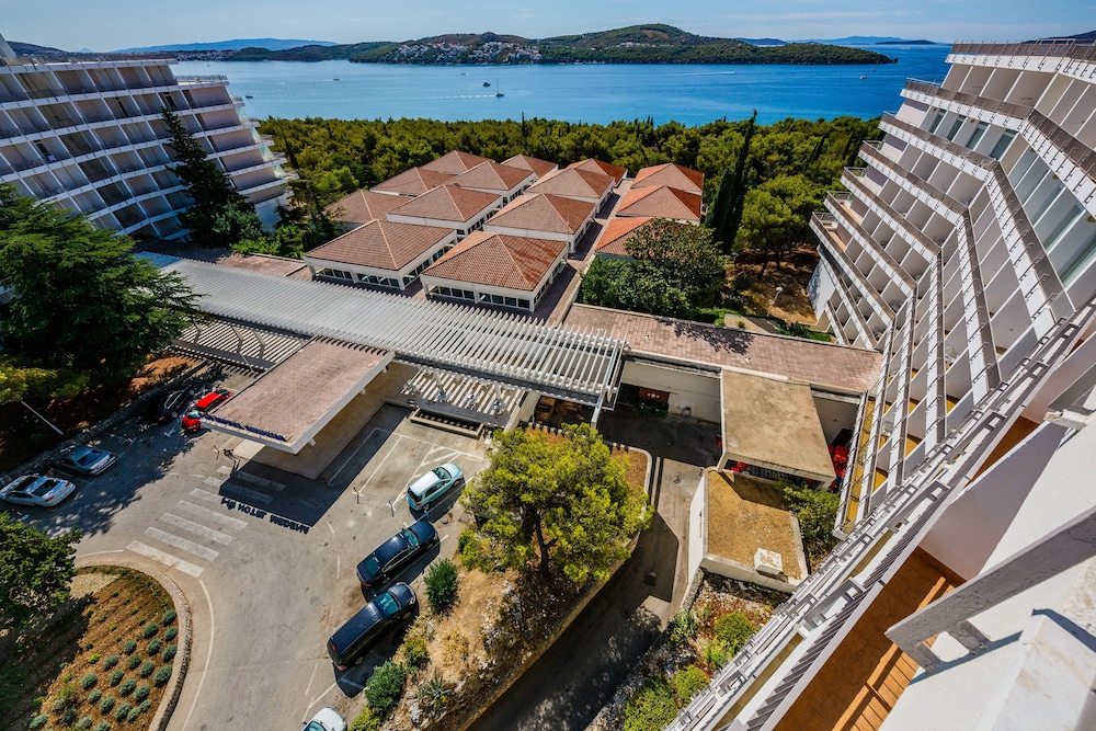 Hotel Medena — Hotel building in Seget Donji, Split-Dalmatia