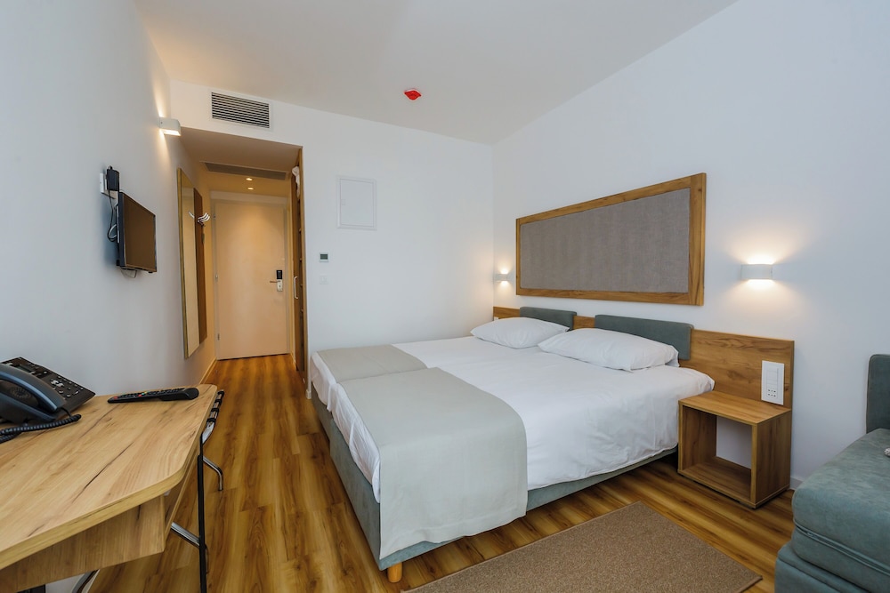 Hotel Medena — Hotel rooms in Seget Donji, Split-Dalmatia