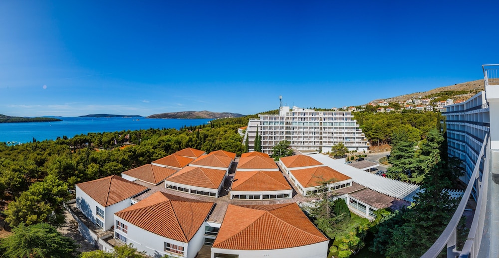 Hotel Medena — Hotel building in Seget Donji, Split-Dalmatia
