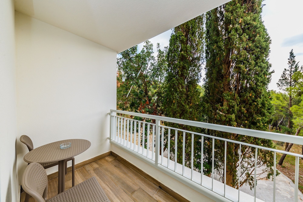 Hotel Medena — Hotel rooms in Seget Donji, Split-Dalmatia