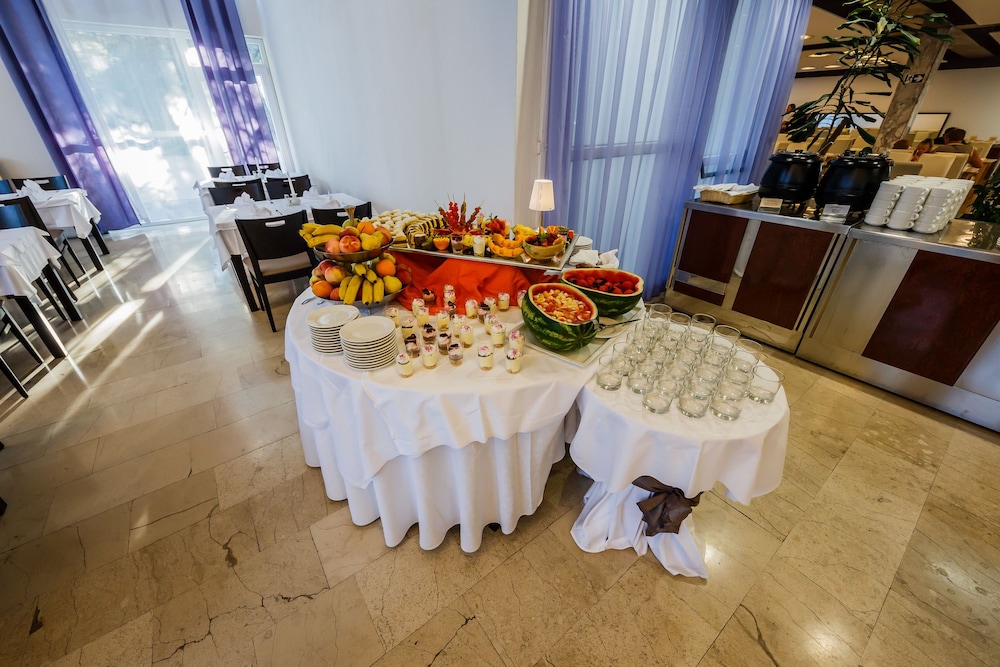 Hotel Medena — Restaurant & bars in Seget Donji, Split-Dalmatia