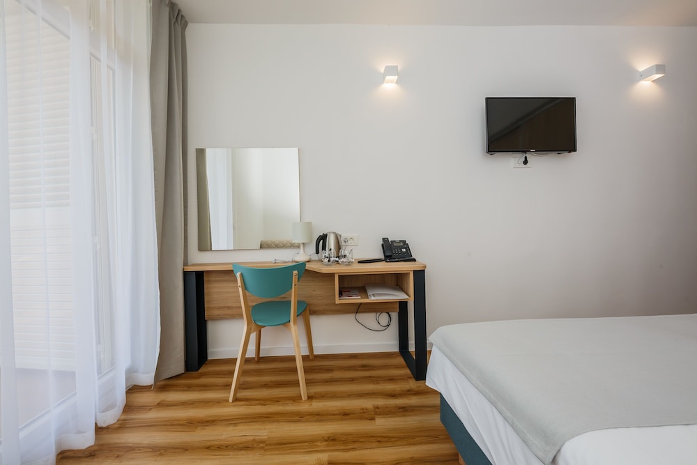 Hotel Medena — Hotel rooms in Seget Donji, Split-Dalmatia