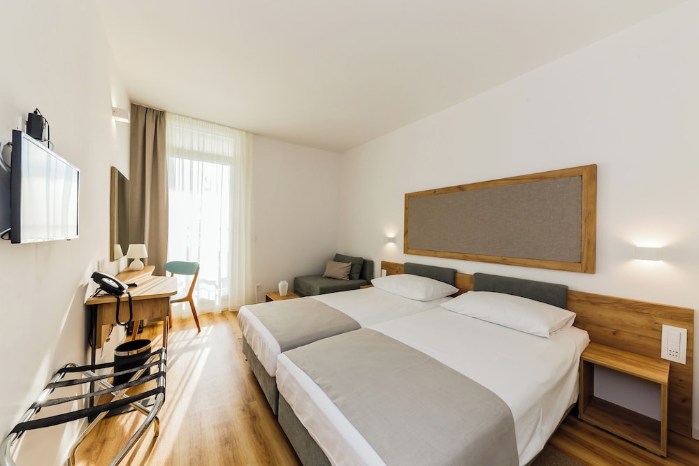 Hotel Medena — Hotel rooms in Seget Donji, Split-Dalmatia