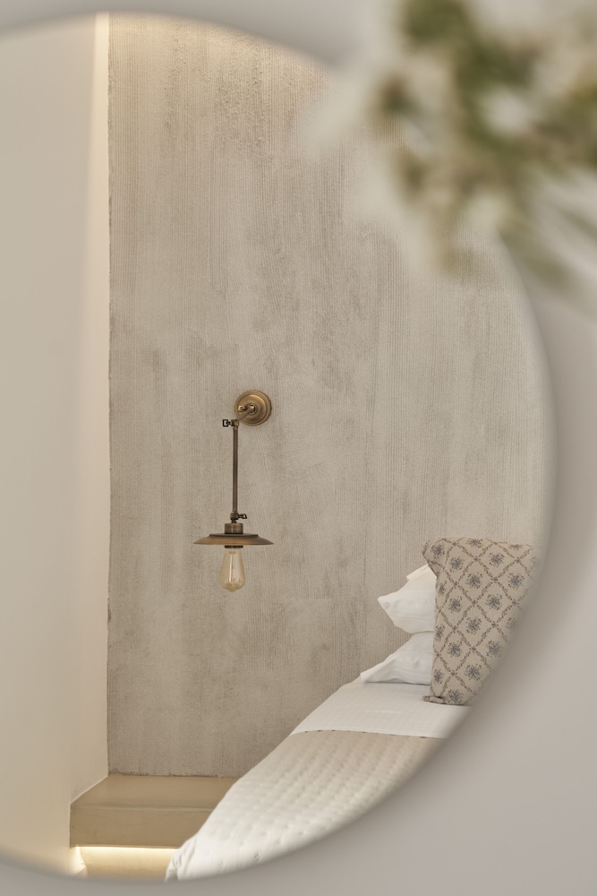 Makris Beach Hotel — Hotel rooms in Kamari, South Aegean