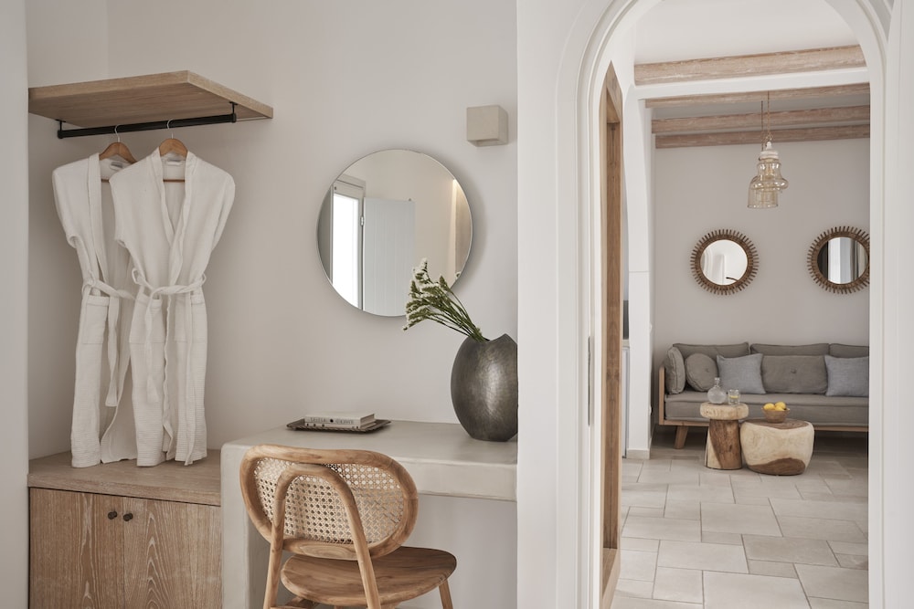 Makris Beach Hotel — Hotel rooms in Kamari, South Aegean