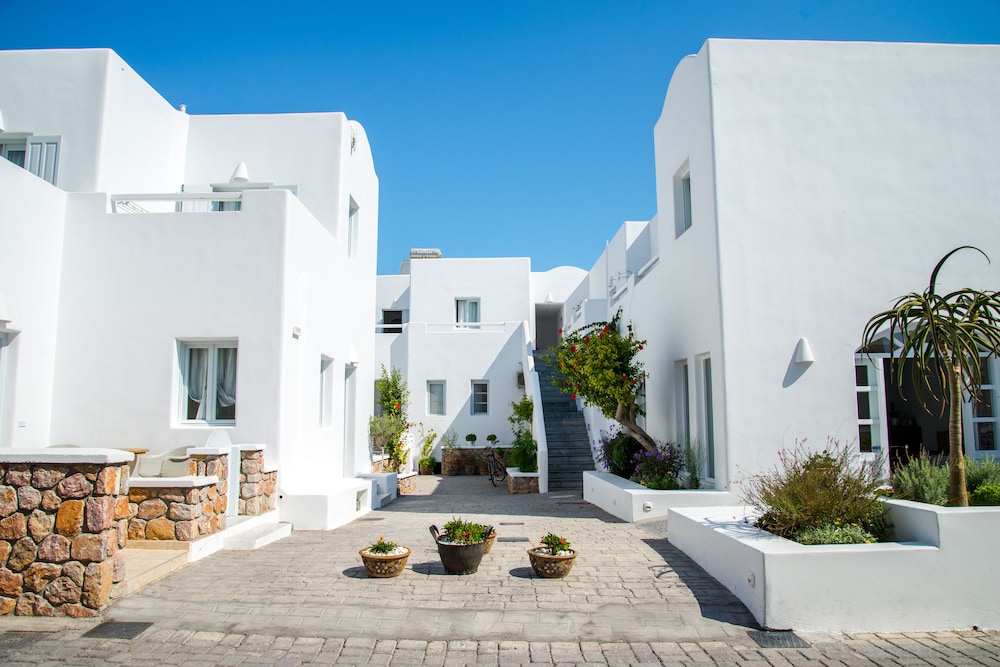 Makris Beach Hotel — Hotel building in Kamari, South Aegean