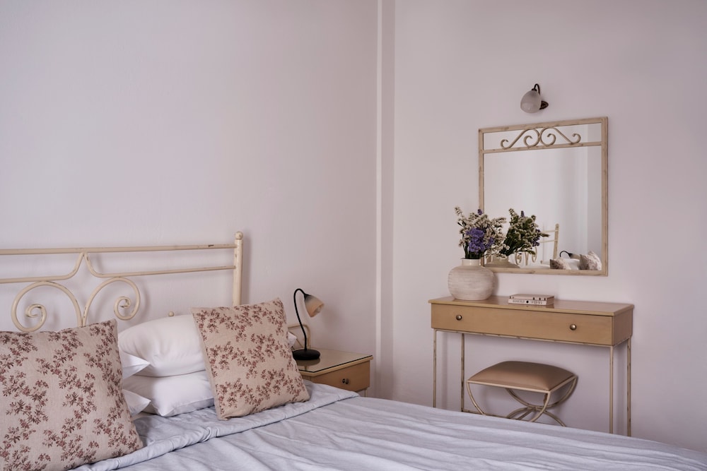 Makris Beach Hotel — Hotel rooms in Kamari, South Aegean