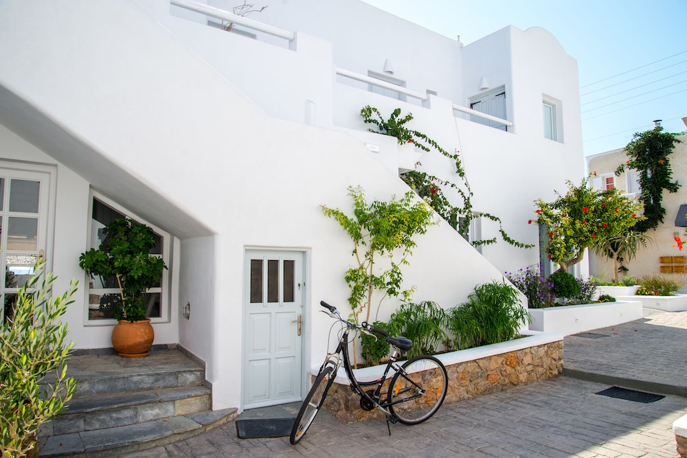 Makris Beach Hotel — Hotel building in Kamari, South Aegean