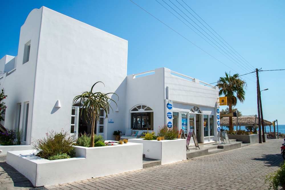 Makris Beach Hotel — Hotel building in Kamari, South Aegean