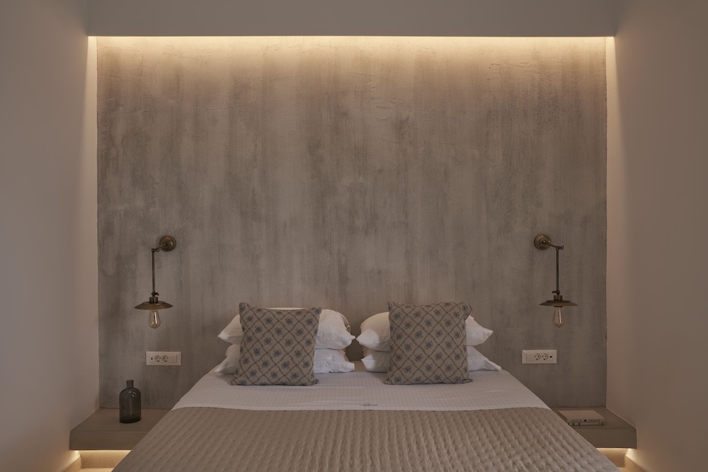 Makris Beach Hotel — Hotel rooms in Kamari, South Aegean