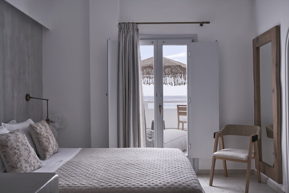 Makris Beach Hotel — Hotel rooms in Kamari, South Aegean