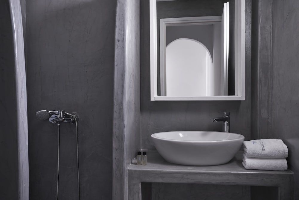 Makris Beach Hotel — Hotel rooms in Kamari, South Aegean