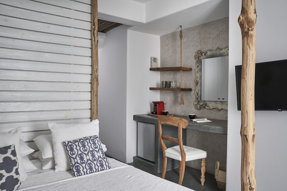 Makris Beach Hotel — Hotel rooms in Kamari, South Aegean