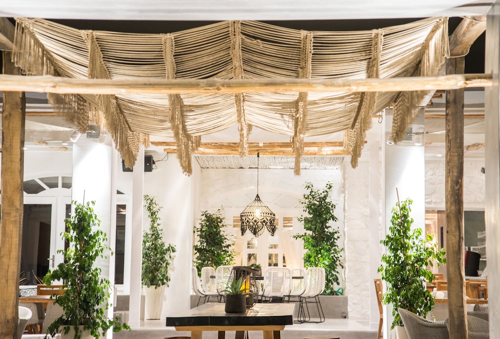 Makris Beach Hotel — Restaurant & bars in Kamari, South Aegean