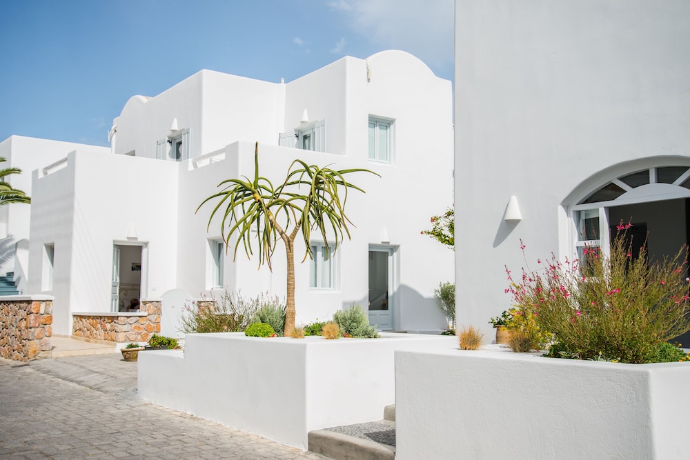 Makris Beach Hotel — Hotel building in Kamari, South Aegean