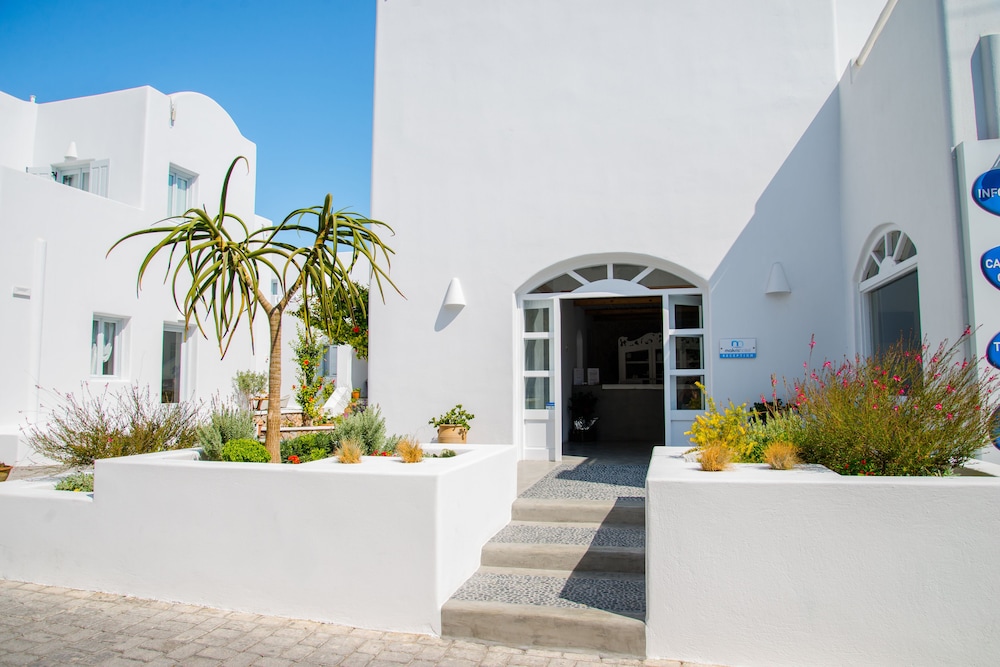 Makris Beach Hotel — Hotel building in Kamari, South Aegean