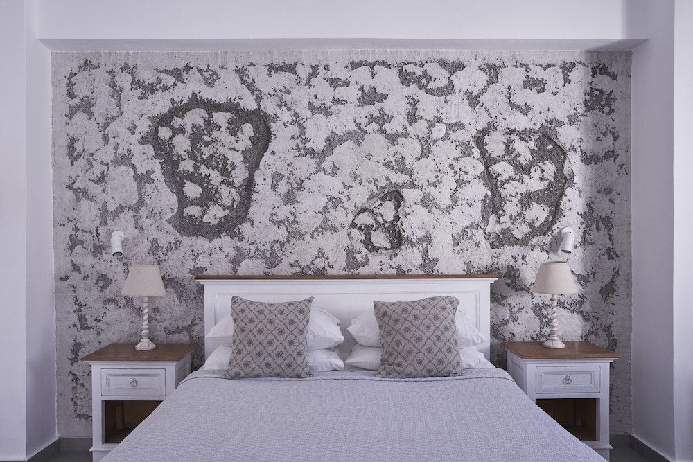 Makris Beach Hotel — Hotel rooms in Kamari, South Aegean