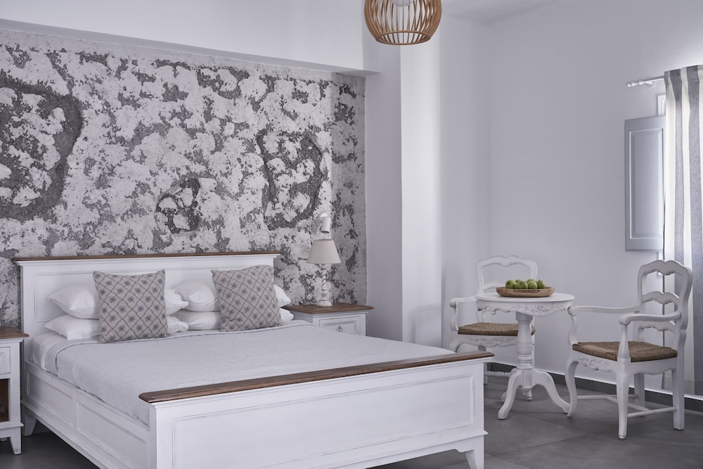 Makris Beach Hotel — Hotel rooms in Kamari, South Aegean