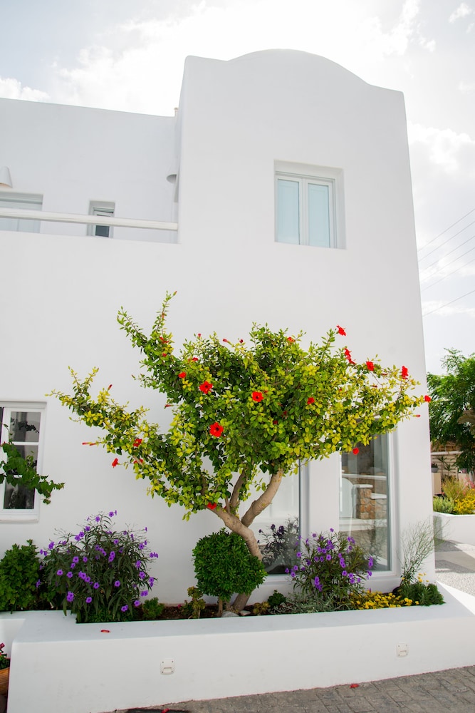 Makris Beach Hotel — Hotel building in Kamari, South Aegean