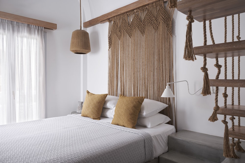 Makris Beach Hotel — Hotel rooms in Kamari, South Aegean