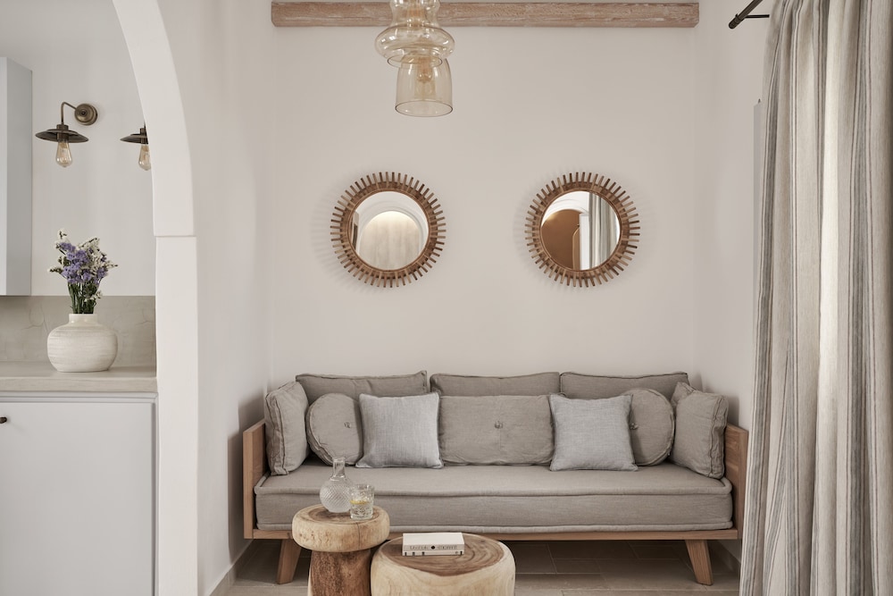 Makris Beach Hotel — Hotel rooms in Kamari, South Aegean