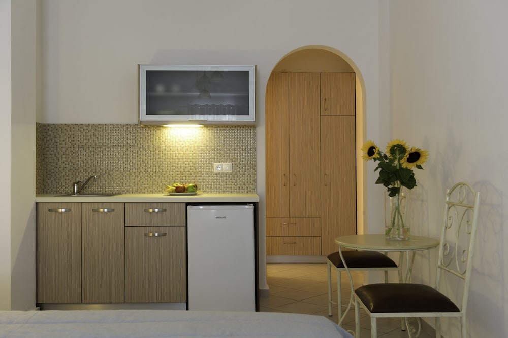 Makris Beach Hotel — Hotel rooms in Kamari, South Aegean