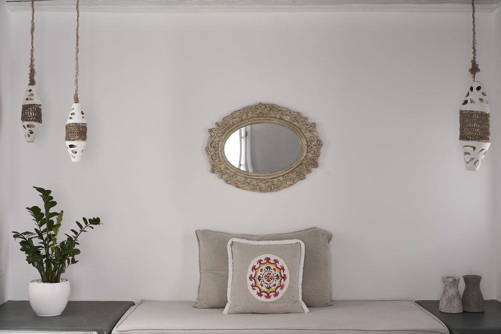 Makris Beach Hotel — Hotel rooms in Kamari, South Aegean