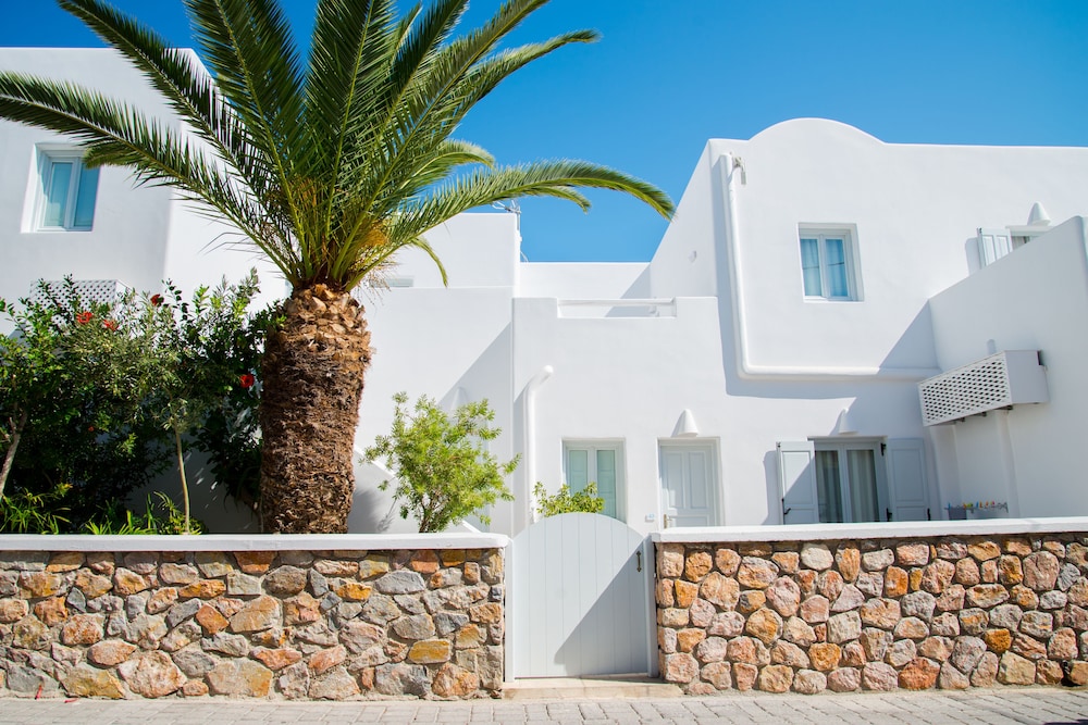 Makris Beach Hotel — Hotel building in Kamari, South Aegean