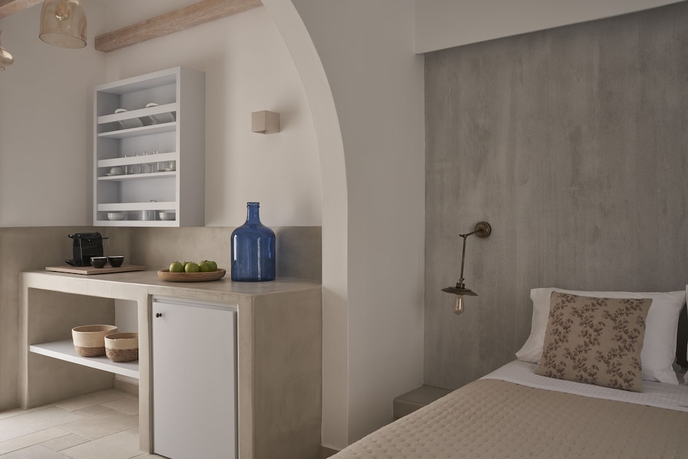 Makris Beach Hotel — Hotel rooms in Kamari, South Aegean