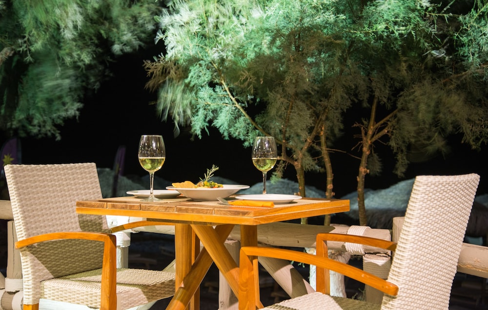 Makris Beach Hotel — Restaurant & bars in Kamari, South Aegean