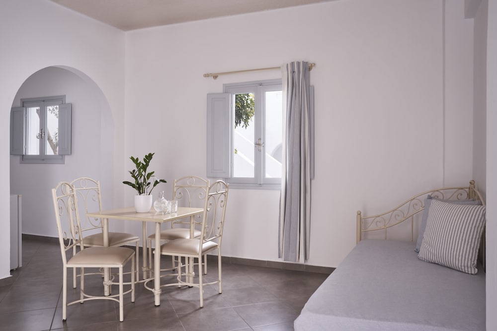 Makris Beach Hotel — Hotel rooms in Kamari, South Aegean