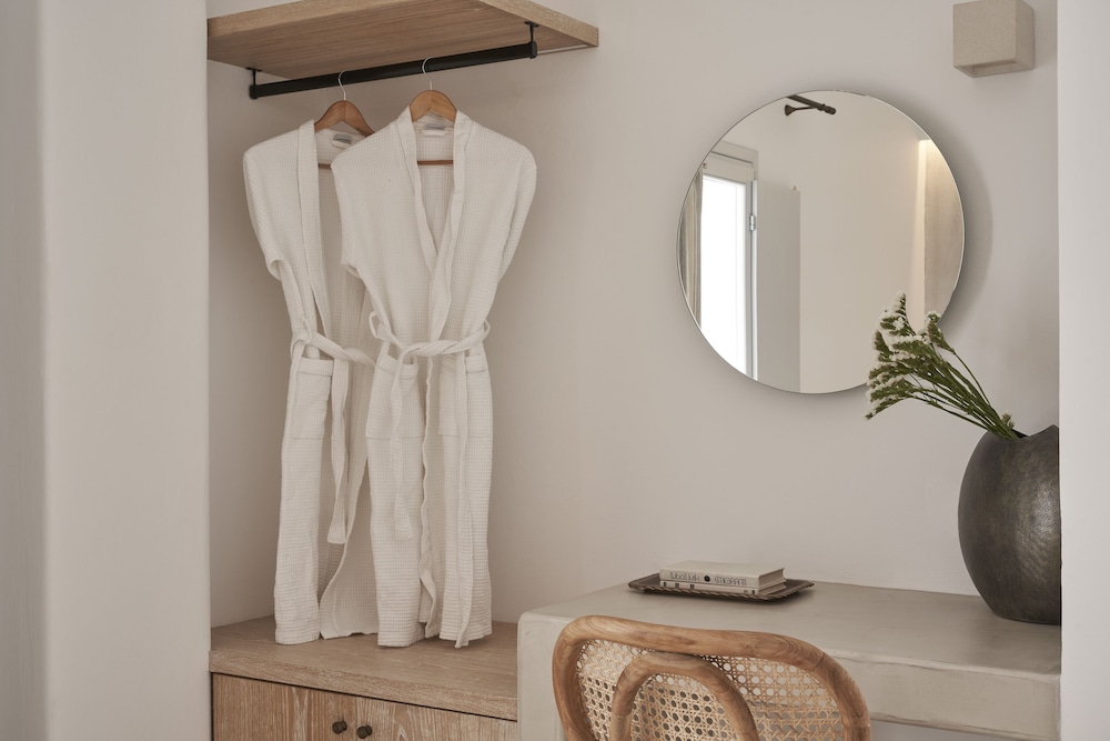 Makris Beach Hotel — Hotel rooms in Kamari, South Aegean