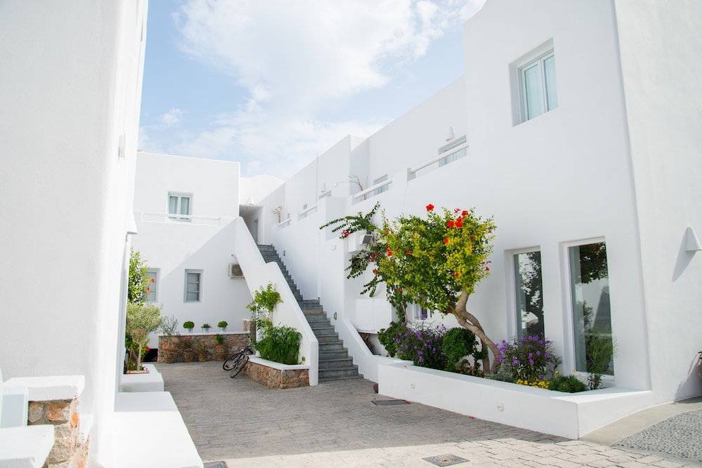 Makris Beach Hotel — Hotel building in Kamari, South Aegean