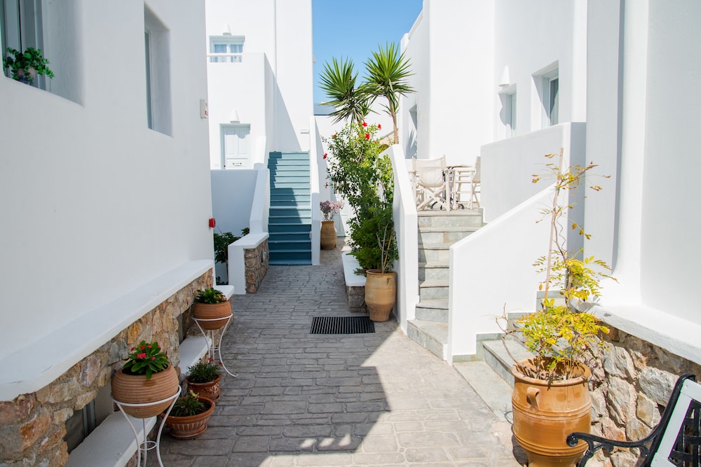 Makris Beach Hotel — Hotel building in Kamari, South Aegean