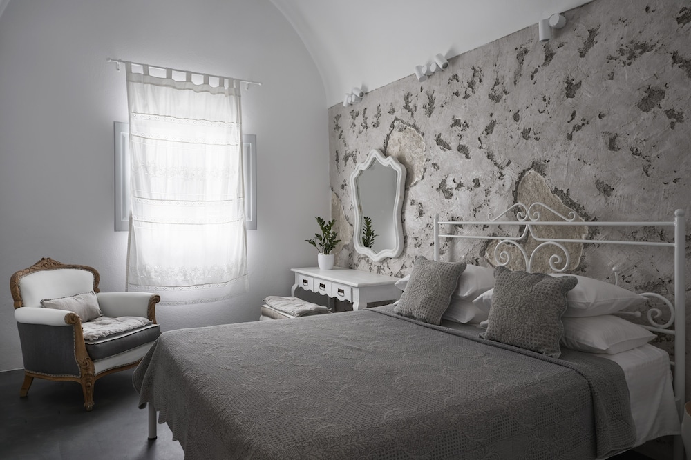 Makris Beach Hotel — Hotel rooms in Kamari, South Aegean