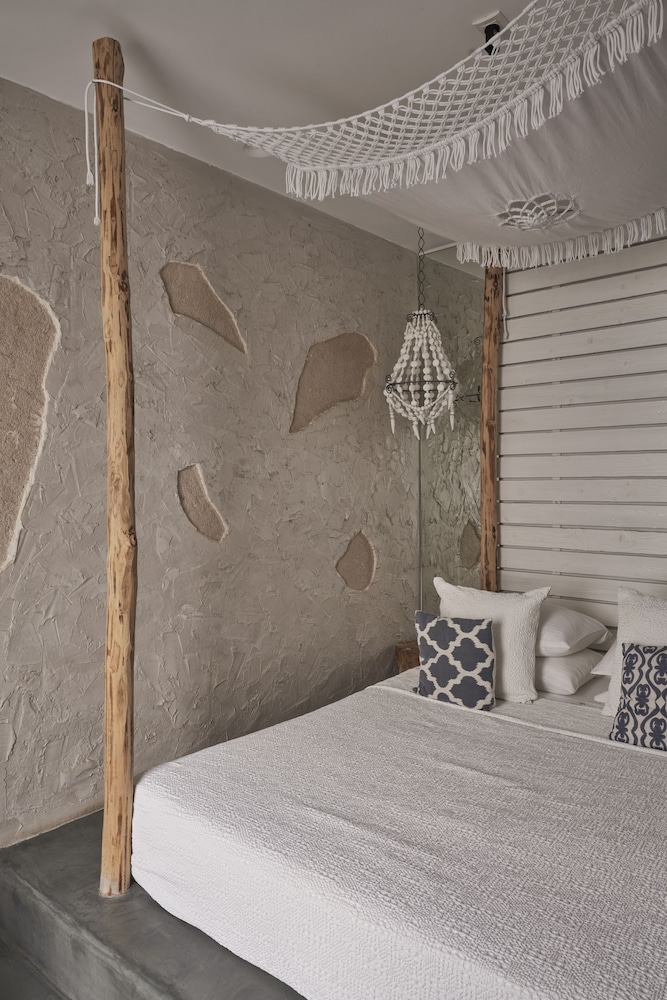 Makris Beach Hotel — Hotel rooms in Kamari, South Aegean