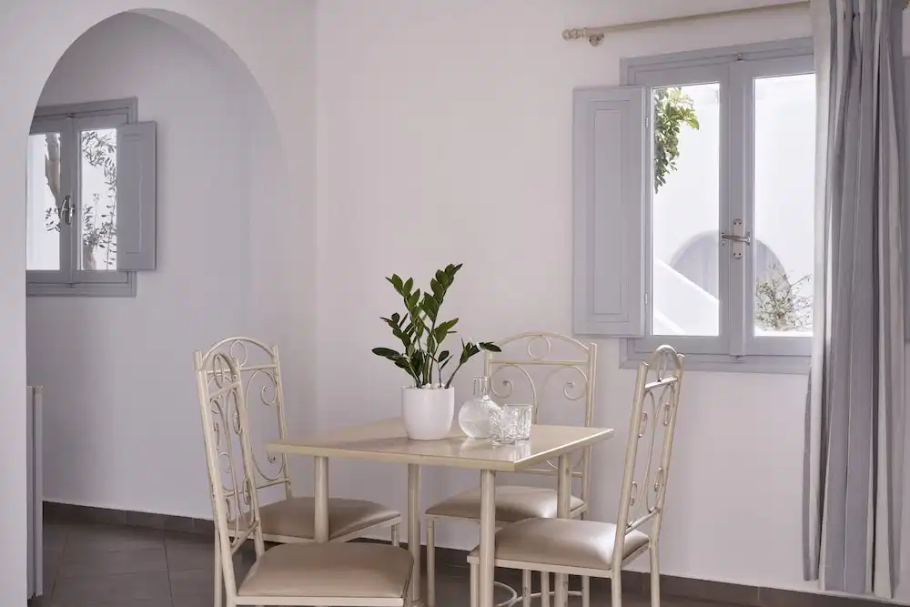 Makris Beach Hotel — Restaurant & bars in Kamari, South Aegean