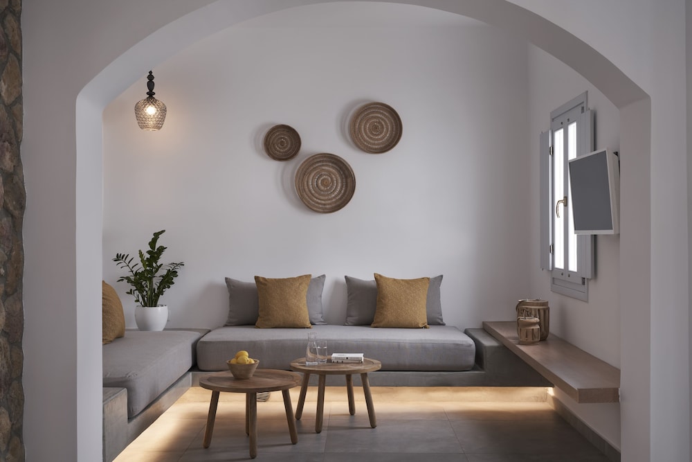 Makris Beach Hotel — Hotel rooms in Kamari, South Aegean